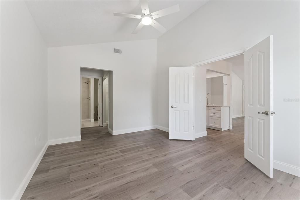 For Sale: $215,000 (2 beds, 2 baths, 952 Square Feet)