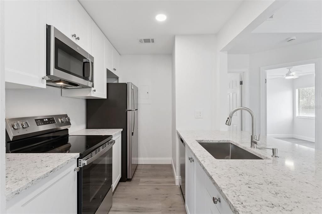 For Sale: $215,000 (2 beds, 2 baths, 952 Square Feet)