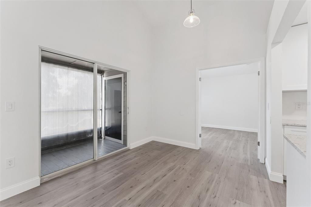 For Sale: $215,000 (2 beds, 2 baths, 952 Square Feet)