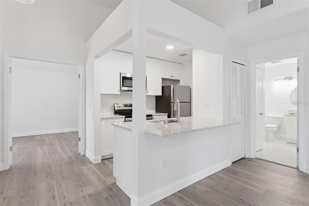 For Sale: $215,000 (2 beds, 2 baths, 952 Square Feet)