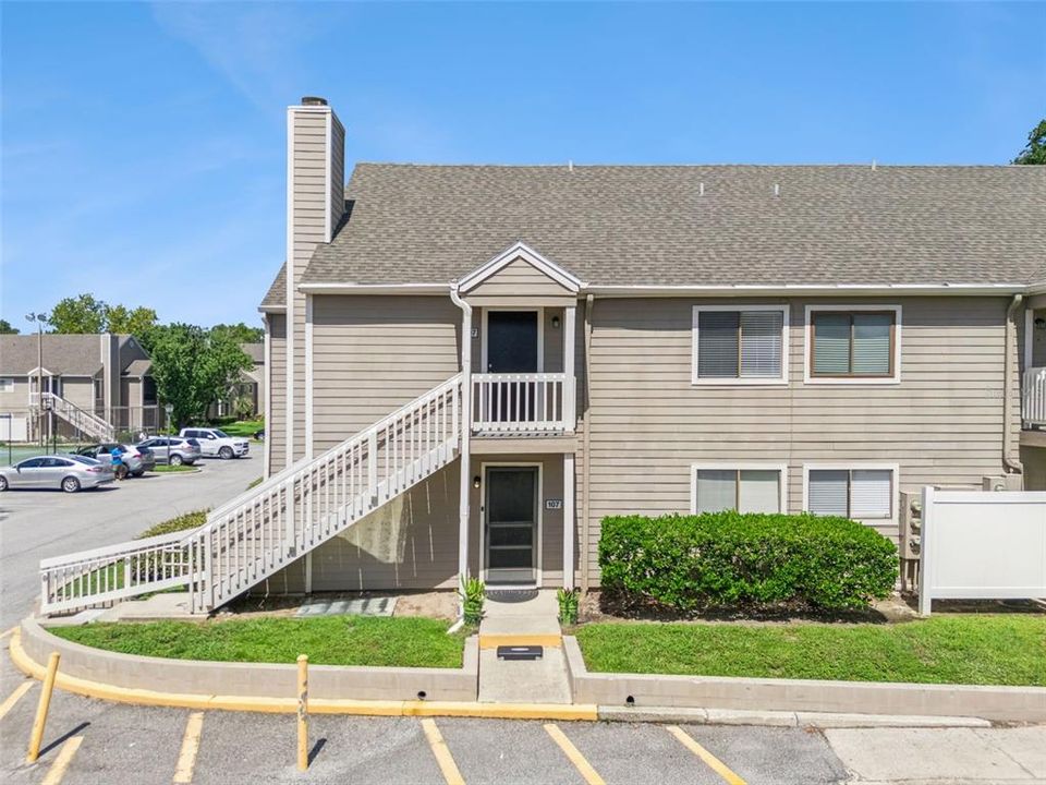 For Sale: $215,000 (2 beds, 2 baths, 952 Square Feet)