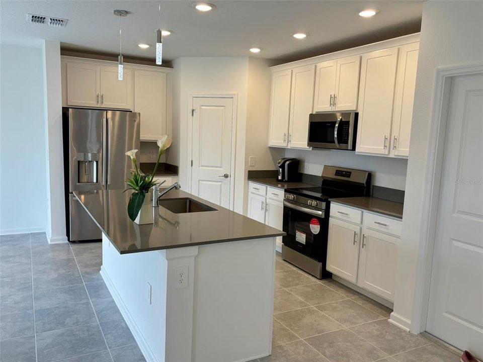 For Rent: $2,675 (4 beds, 2 baths, 1883 Square Feet)