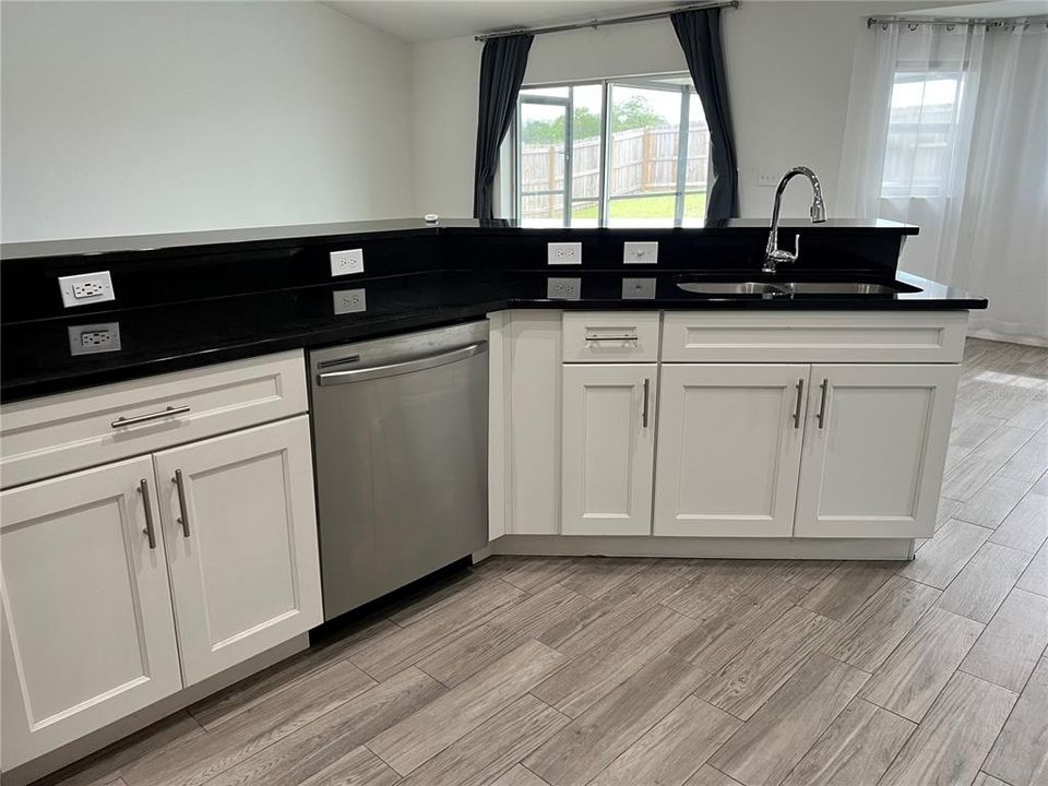 На продажу: $339,900 (3 спален, 2 ванн, 1816 Квадратных фут)