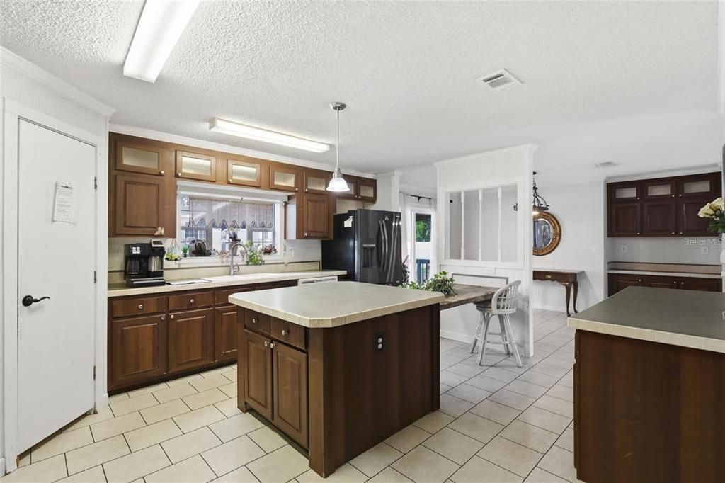 En Venta: $222,900 (3 camas, 3 baños, 2237 Pies cuadrados)