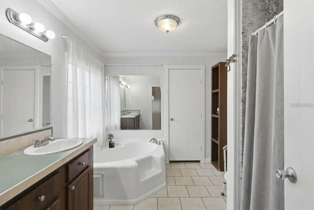 En Venta: $222,900 (3 camas, 3 baños, 2237 Pies cuadrados)