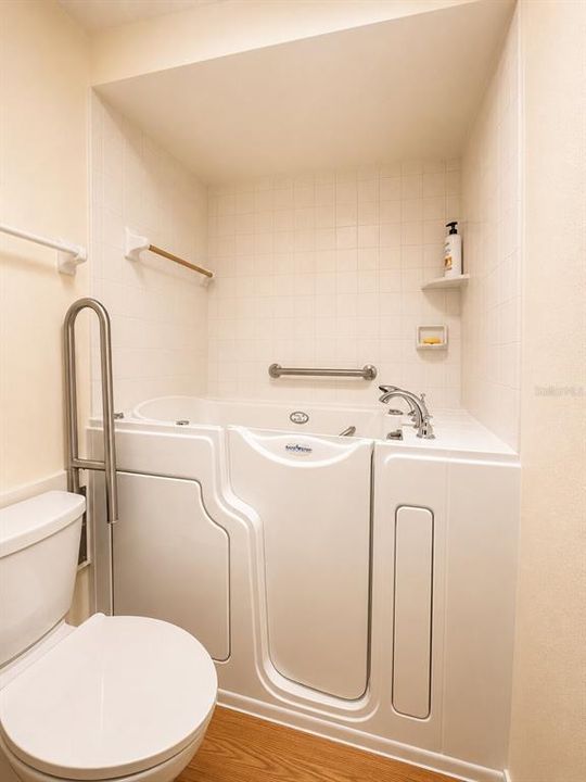 For Sale: $229,900 (2 beds, 2 baths, 1236 Square Feet)