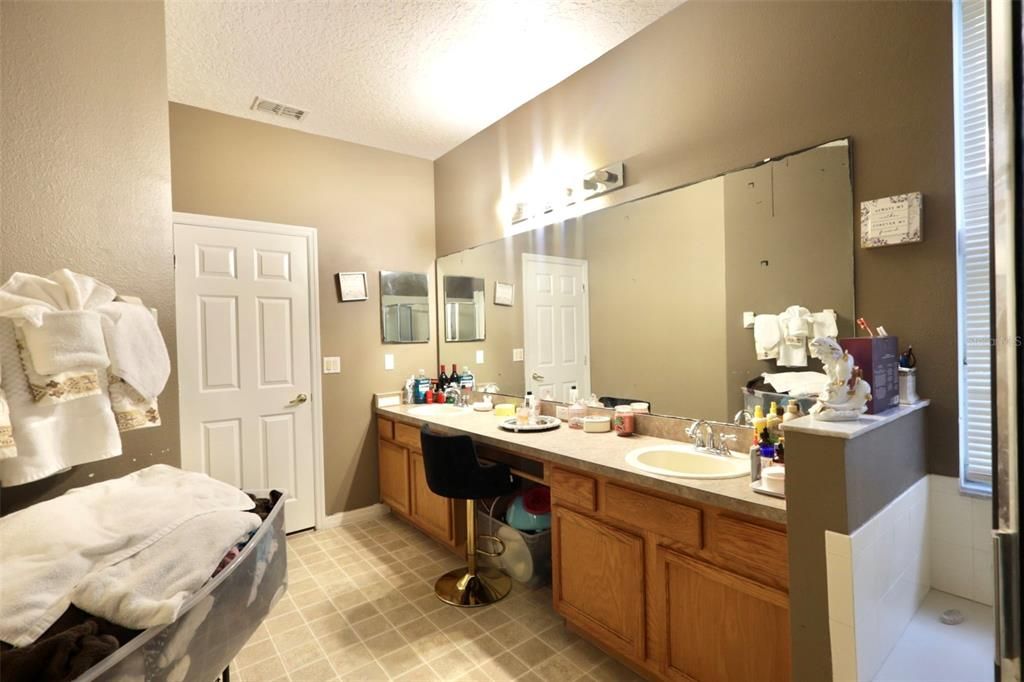 En Venta: $439,900 (4 camas, 3 baños, 2563 Pies cuadrados)