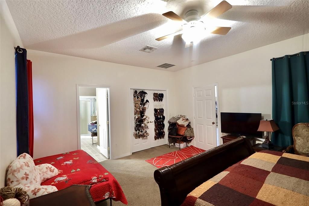 En Venta: $439,900 (4 camas, 3 baños, 2563 Pies cuadrados)