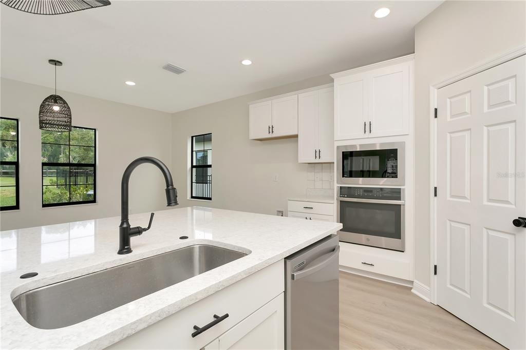En Venta: $599,900 (4 camas, 2 baños, 2804 Pies cuadrados)