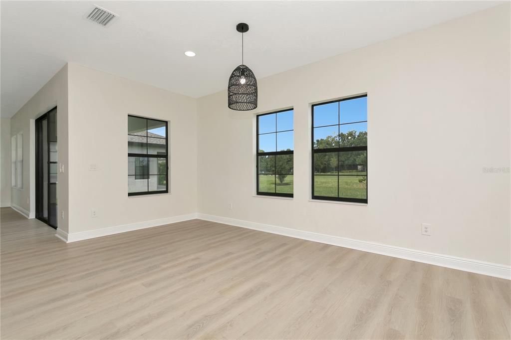 En Venta: $599,900 (4 camas, 2 baños, 2804 Pies cuadrados)