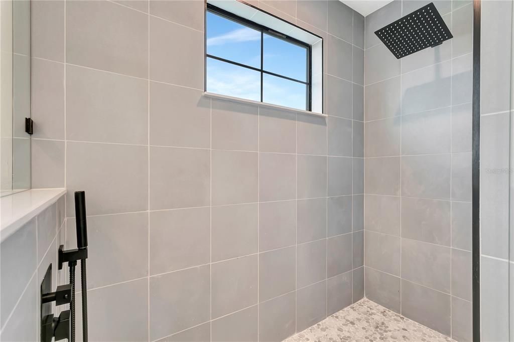 En Venta: $599,900 (4 camas, 2 baños, 2804 Pies cuadrados)