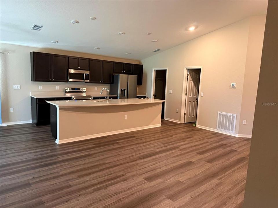 В аренду: $2,395 (4 спален, 2 ванн, 1730 Квадратных фут)