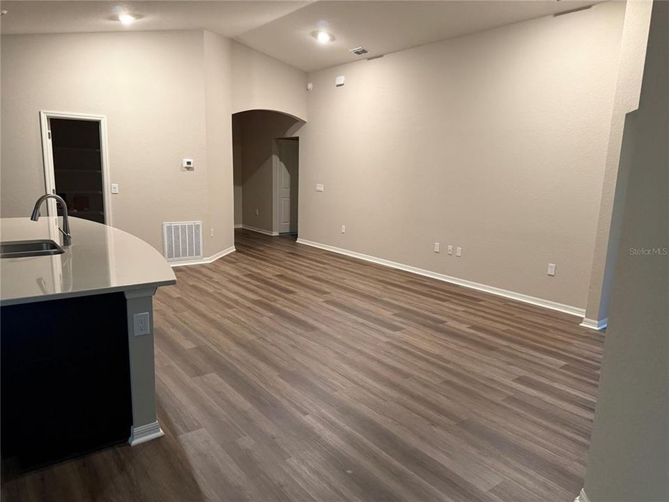 В аренду: $2,395 (4 спален, 2 ванн, 1730 Квадратных фут)
