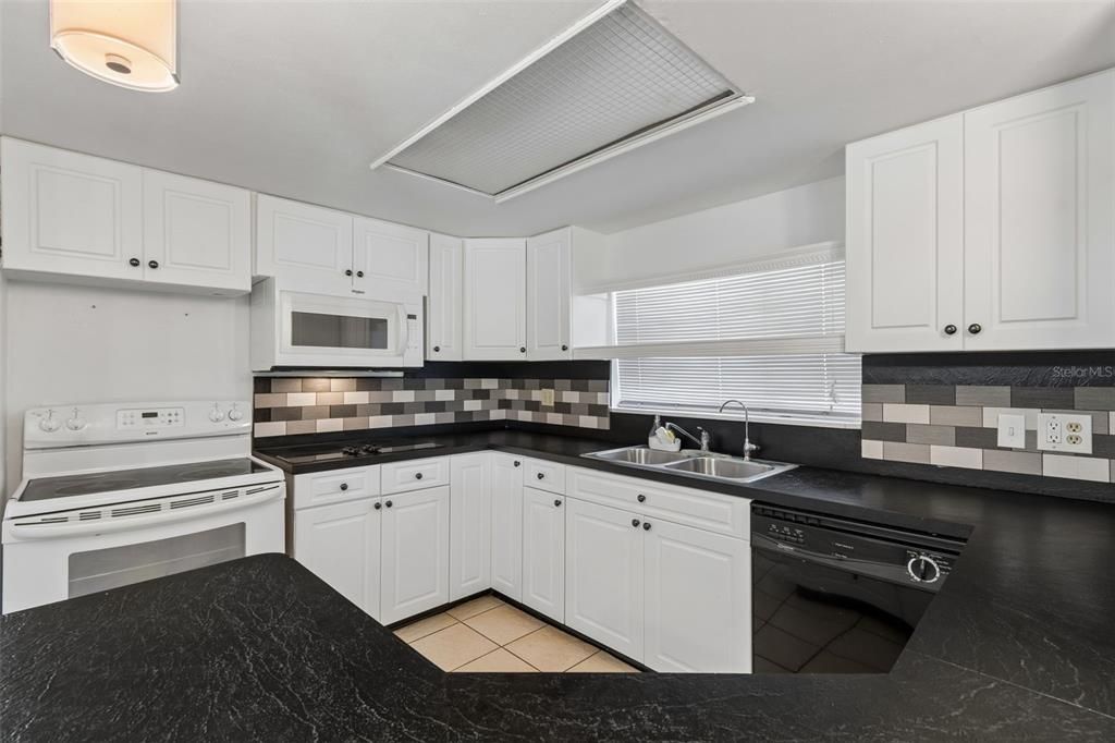 Под контрактом: $229,900 (3 спален, 2 ванн, 1442 Квадратных фут)
