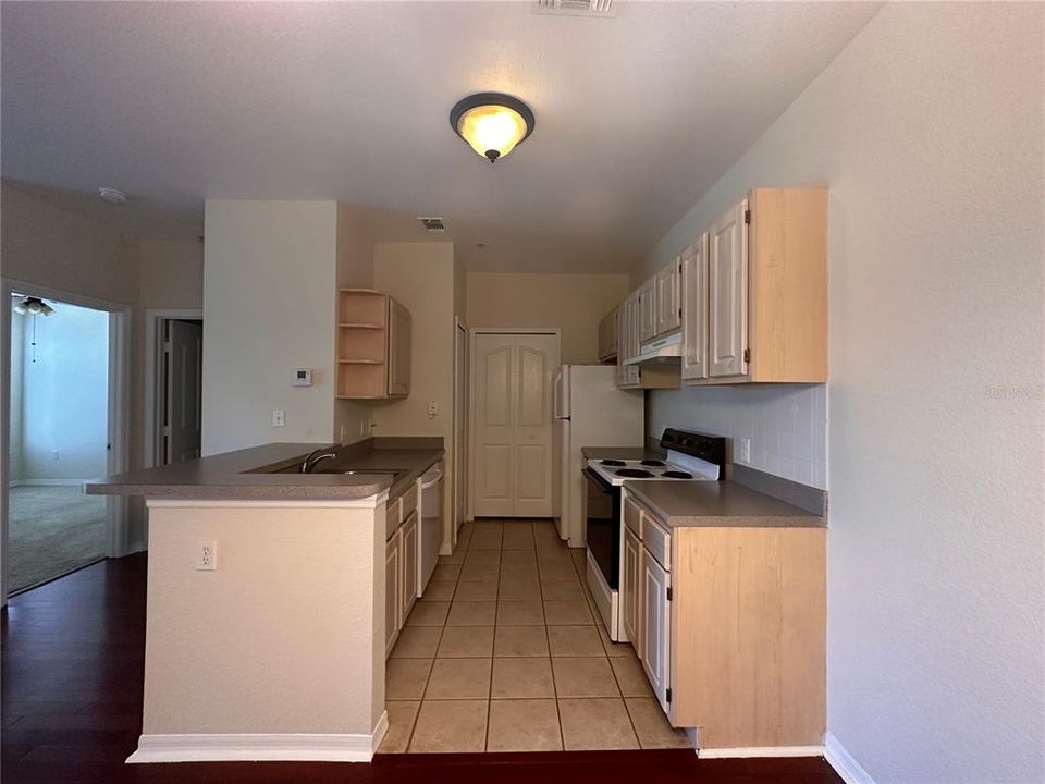 Active With Contract: $118,000 (1 beds, 1 baths, 749 Square Feet)