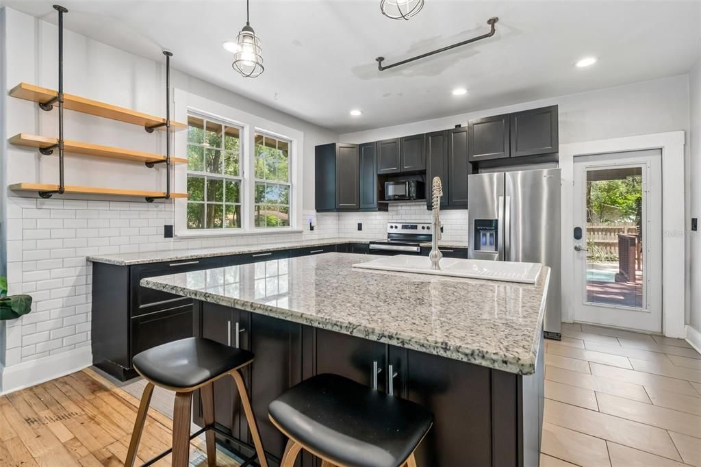 Activo con contrato: $420,000 (3 camas, 2 baños, 1333 Pies cuadrados)