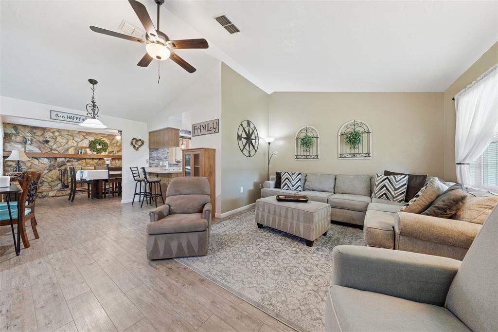 For Sale: $239,500 (2 beds, 1 baths, 1268 Square Feet)