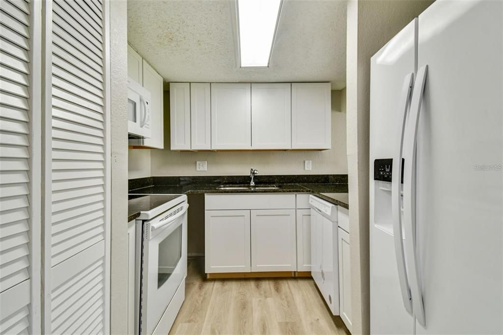 На продажу: $205,000 (3 спален, 2 ванн, 1405 Квадратных фут)