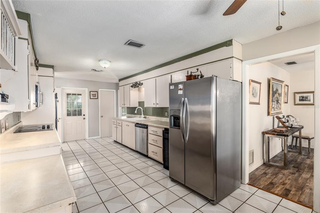 For Sale: $1,325,000 (4 beds, 3 baths, 6350 Square Feet)