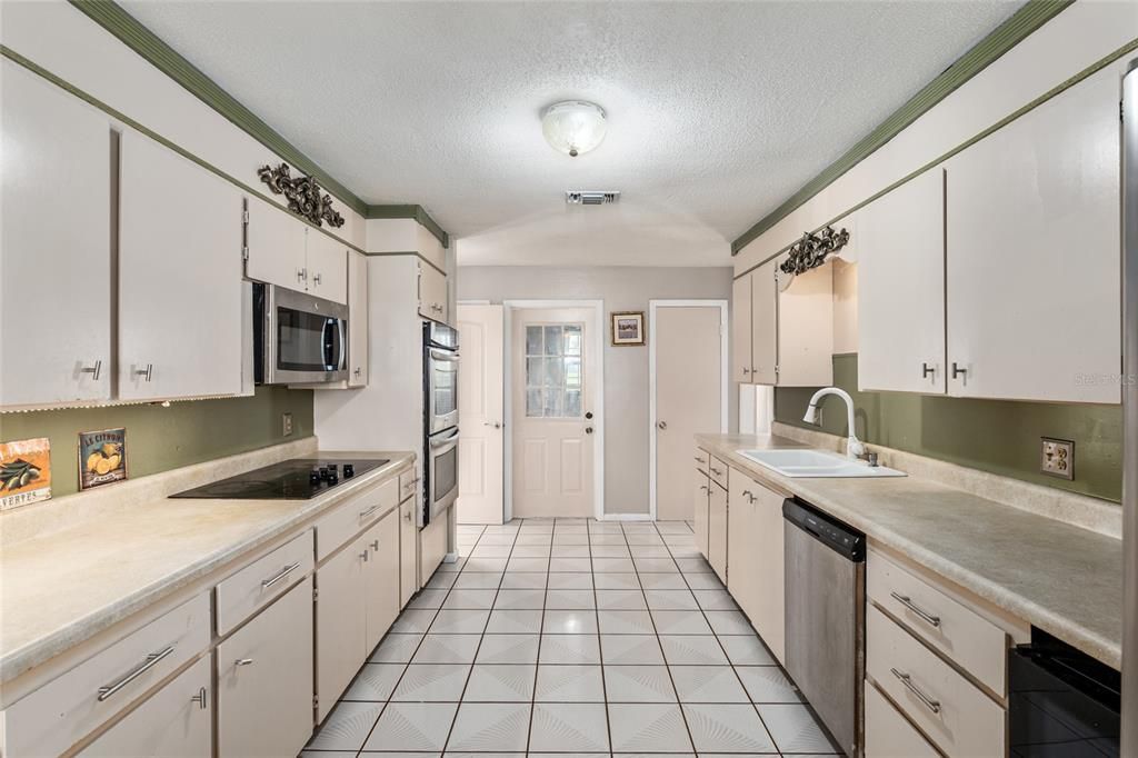 For Sale: $1,325,000 (4 beds, 3 baths, 6350 Square Feet)