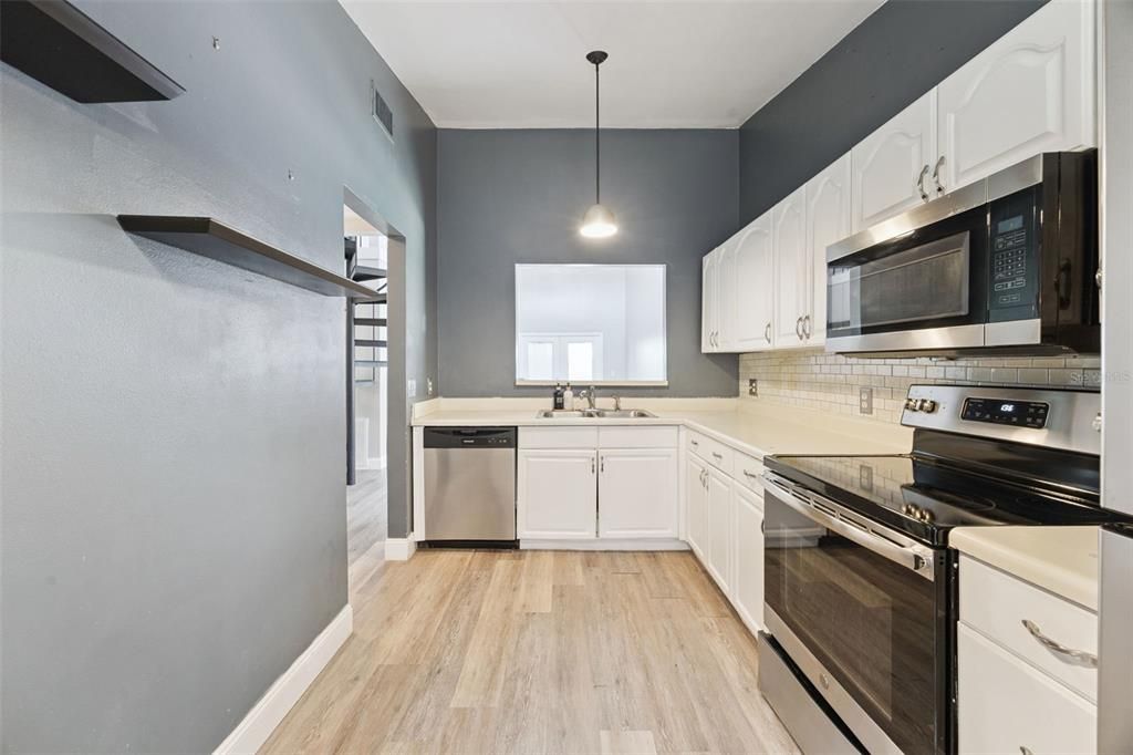 For Sale: $220,000 (2 beds, 2 baths, 1082 Square Feet)