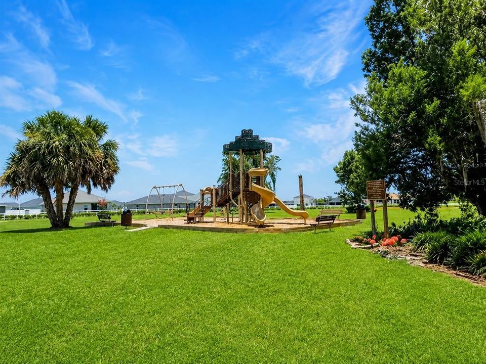 На продажу: $369,999 (4 спален, 2 ванн, 1819 Квадратных фут)