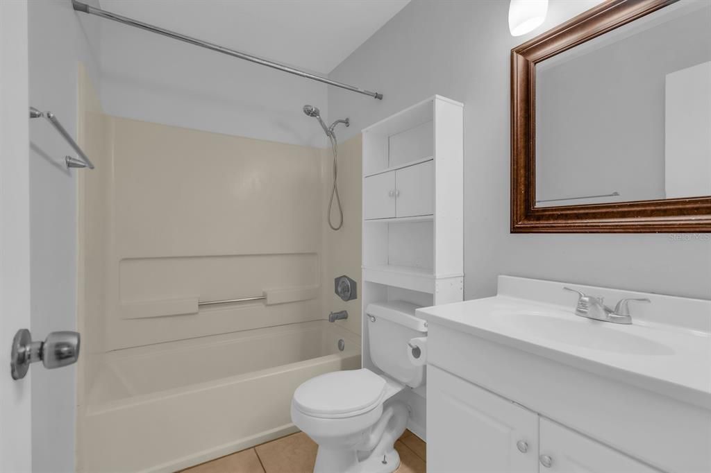 На продажу: $193,900 (2 спален, 2 ванн, 1023 Квадратных фут)
