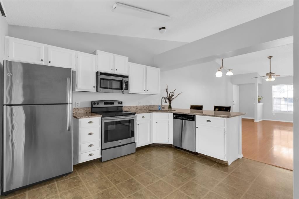 На продажу: $193,900 (2 спален, 2 ванн, 1023 Квадратных фут)