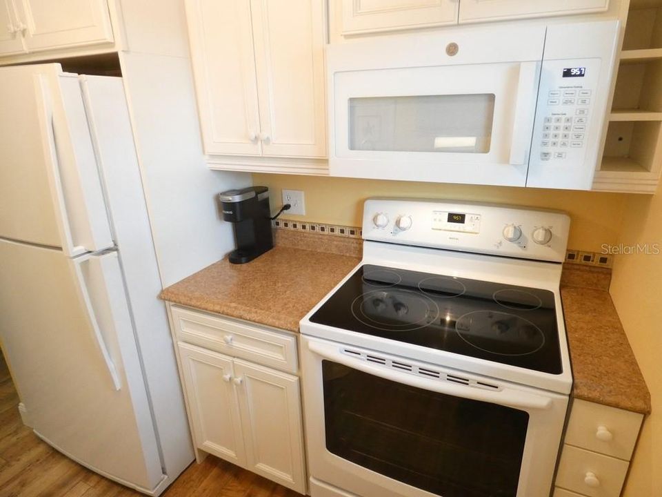 На продажу: $159,000 (2 спален, 2 ванн, 897 Квадратных фут)