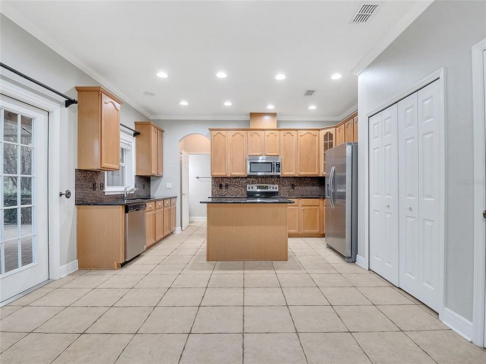 En Venta: $715,000 (3 camas, 2 baños, 2720 Pies cuadrados)