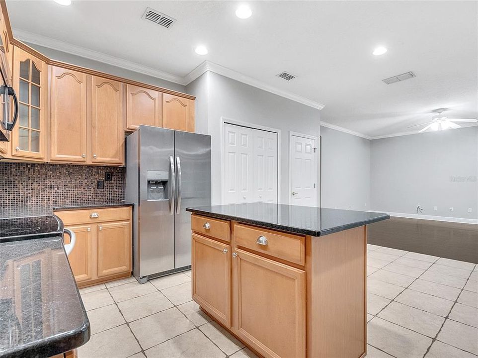 En Venta: $715,000 (3 camas, 2 baños, 2720 Pies cuadrados)