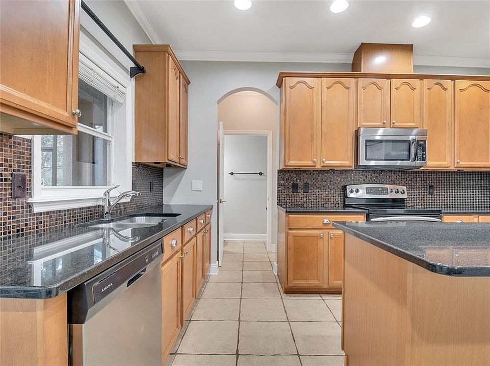En Venta: $715,000 (3 camas, 2 baños, 2720 Pies cuadrados)