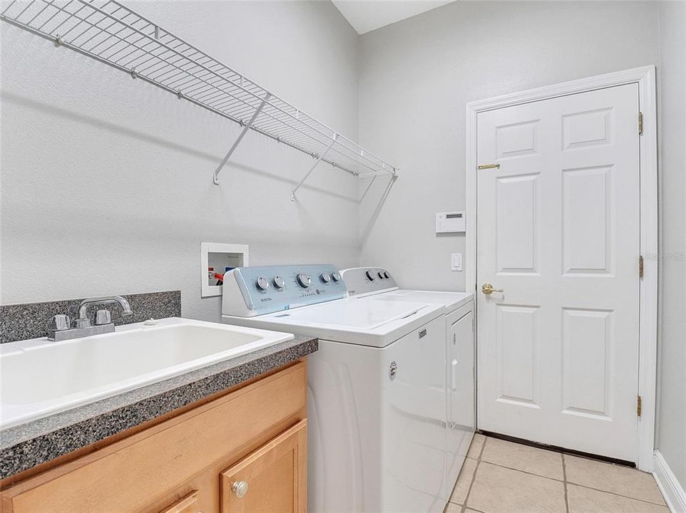 En Venta: $715,000 (3 camas, 2 baños, 2720 Pies cuadrados)