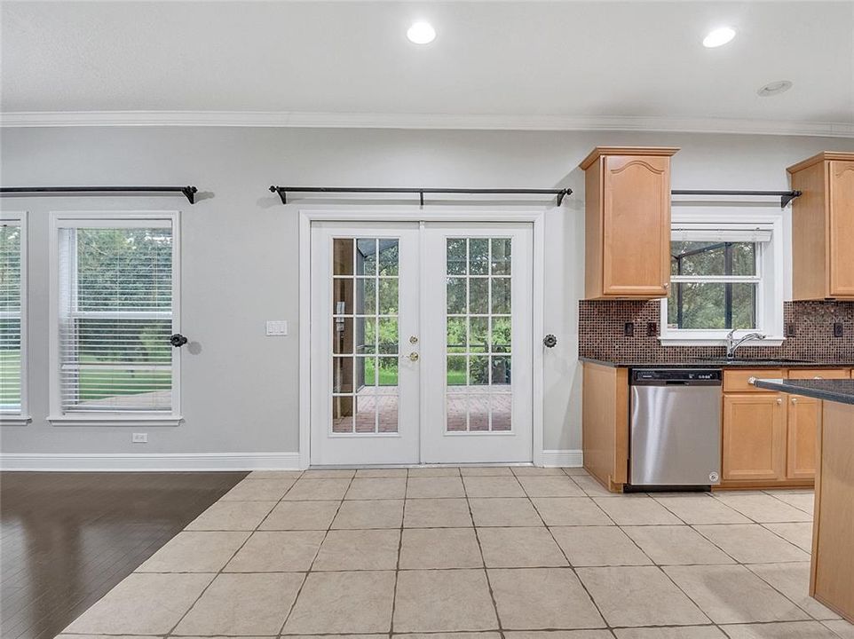 En Venta: $715,000 (3 camas, 2 baños, 2720 Pies cuadrados)