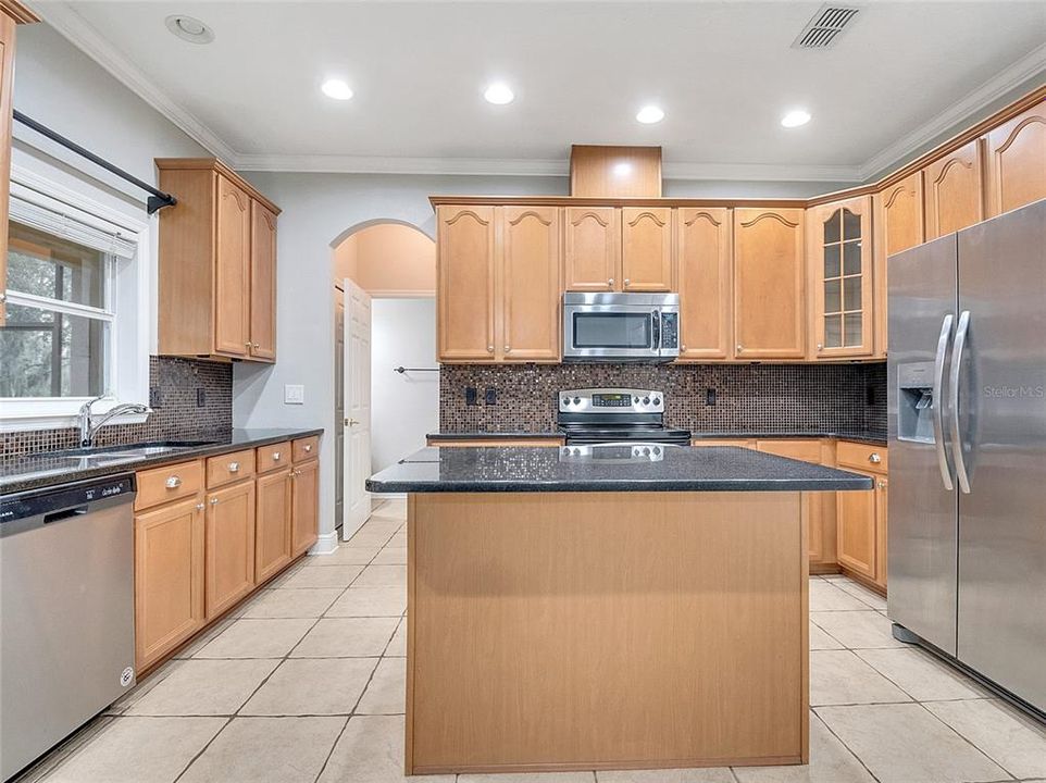 En Venta: $715,000 (3 camas, 2 baños, 2720 Pies cuadrados)