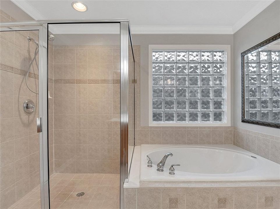 En Venta: $715,000 (3 camas, 2 baños, 2720 Pies cuadrados)