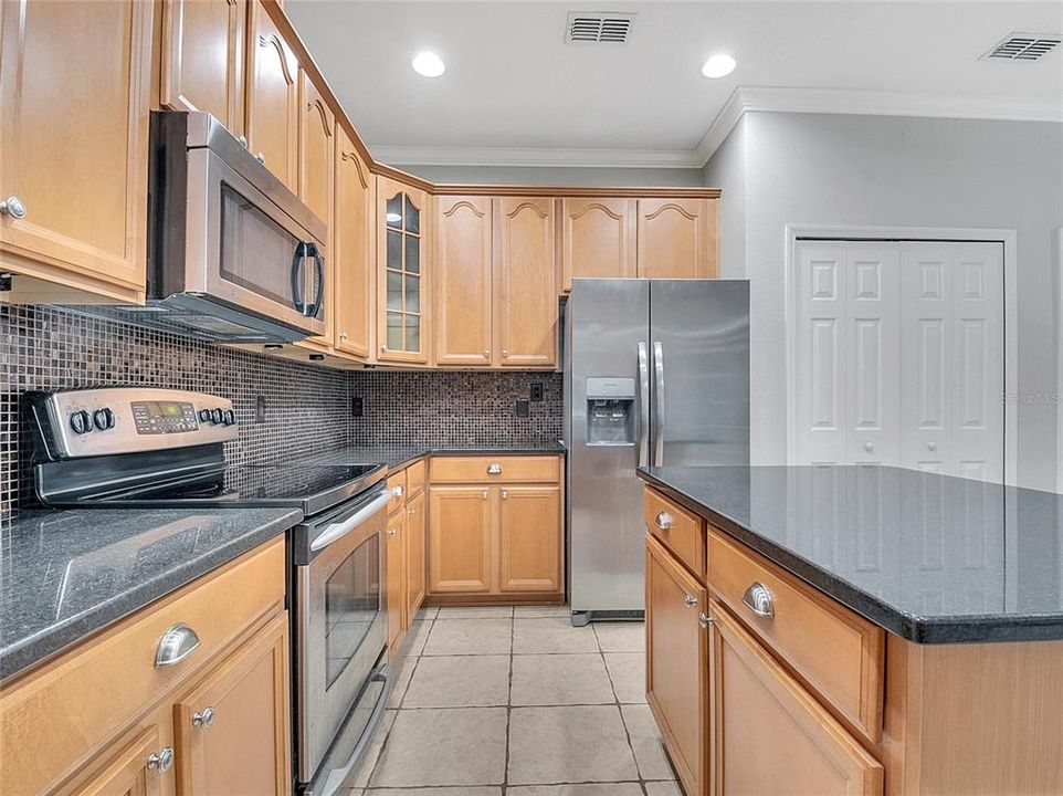En Venta: $715,000 (3 camas, 2 baños, 2720 Pies cuadrados)
