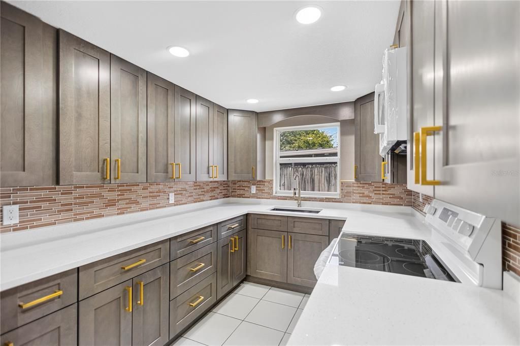 For Sale: $295,000 (3 beds, 2 baths, 1298 Square Feet)