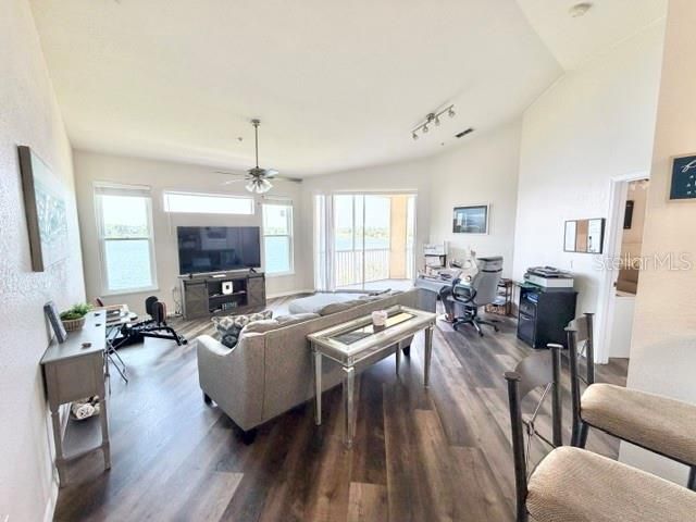 For Rent: $1,950 (2 beds, 2 baths, 1111 Square Feet)