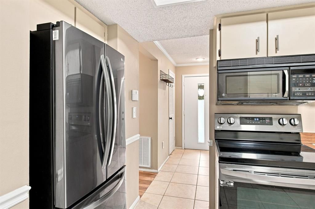 Active With Contract: $195,000 (2 beds, 2 baths, 1060 Square Feet)