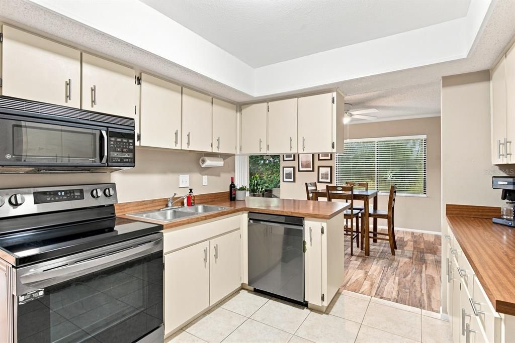Active With Contract: $195,000 (2 beds, 2 baths, 1060 Square Feet)