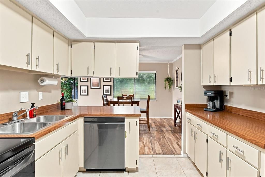 Active With Contract: $195,000 (2 beds, 2 baths, 1060 Square Feet)
