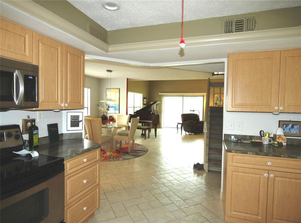 En Venta: $375,000 (3 camas, 3 baños, 1933 Pies cuadrados)