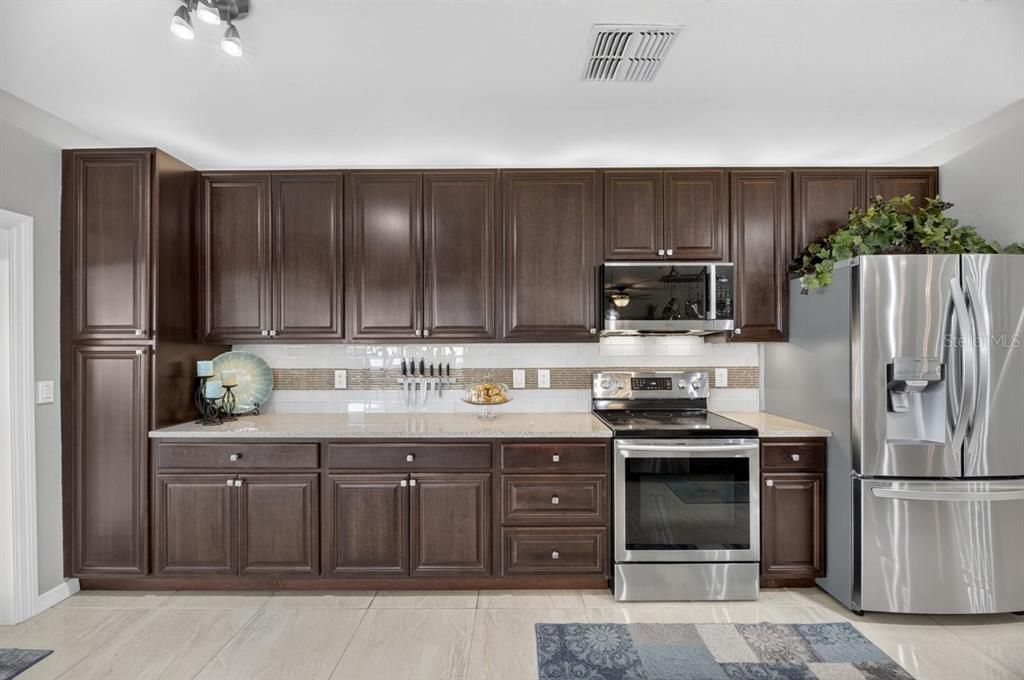 Activo con contrato: $430,000 (3 camas, 2 baños, 1715 Pies cuadrados)