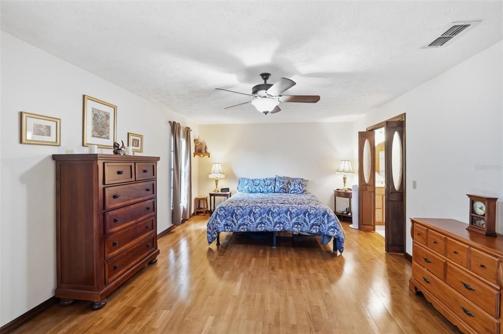 En Venta: $549,500 (4 camas, 3 baños, 2571 Pies cuadrados)