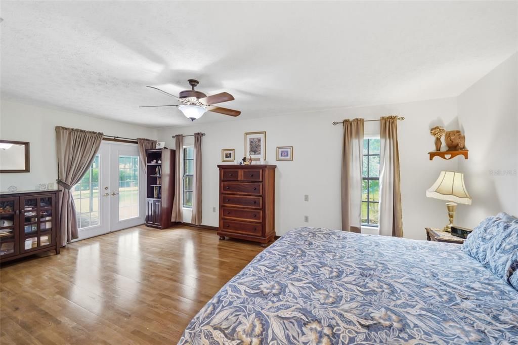 En Venta: $549,500 (4 camas, 3 baños, 2571 Pies cuadrados)