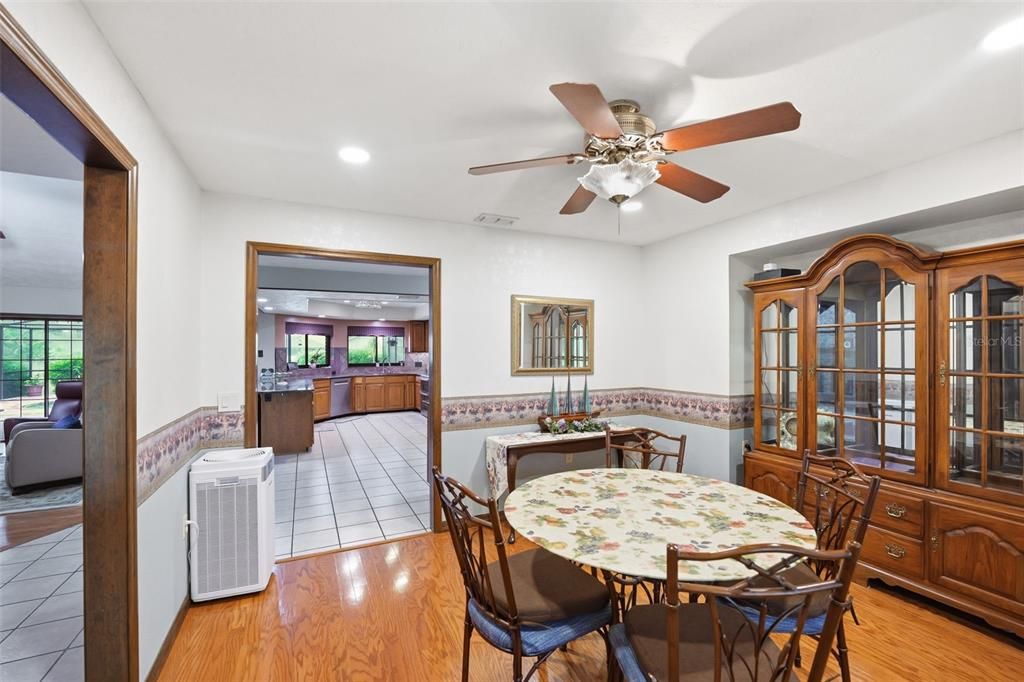 En Venta: $549,500 (4 camas, 3 baños, 2571 Pies cuadrados)