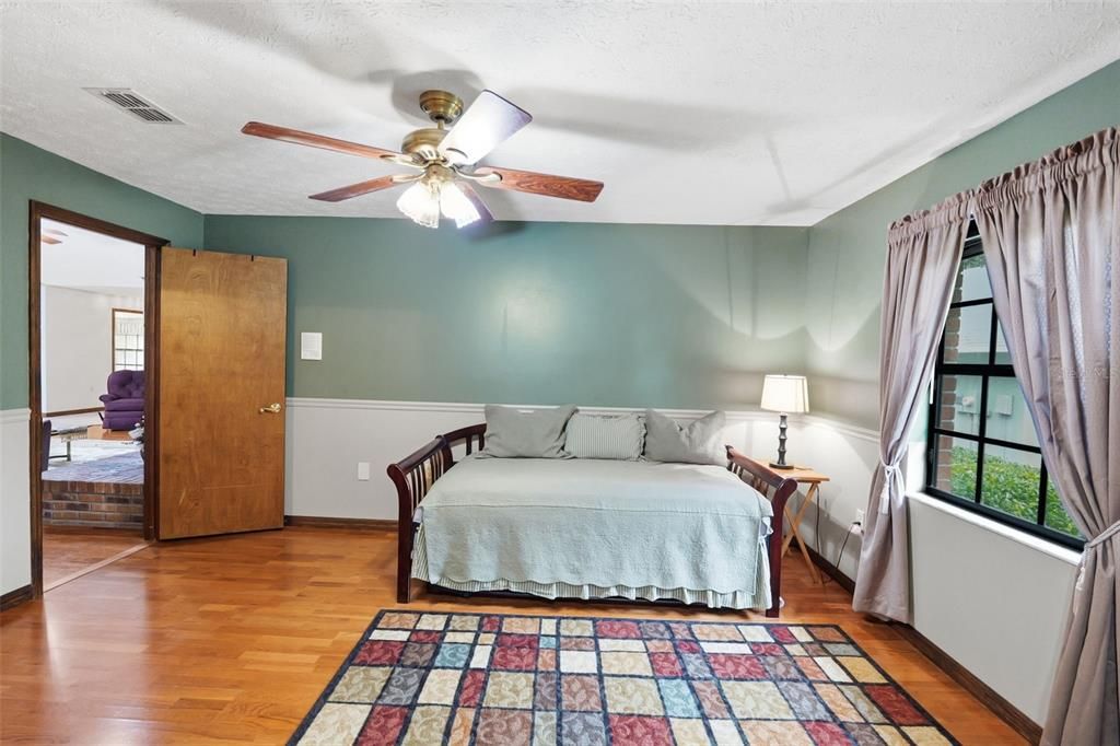 En Venta: $549,500 (4 camas, 3 baños, 2571 Pies cuadrados)