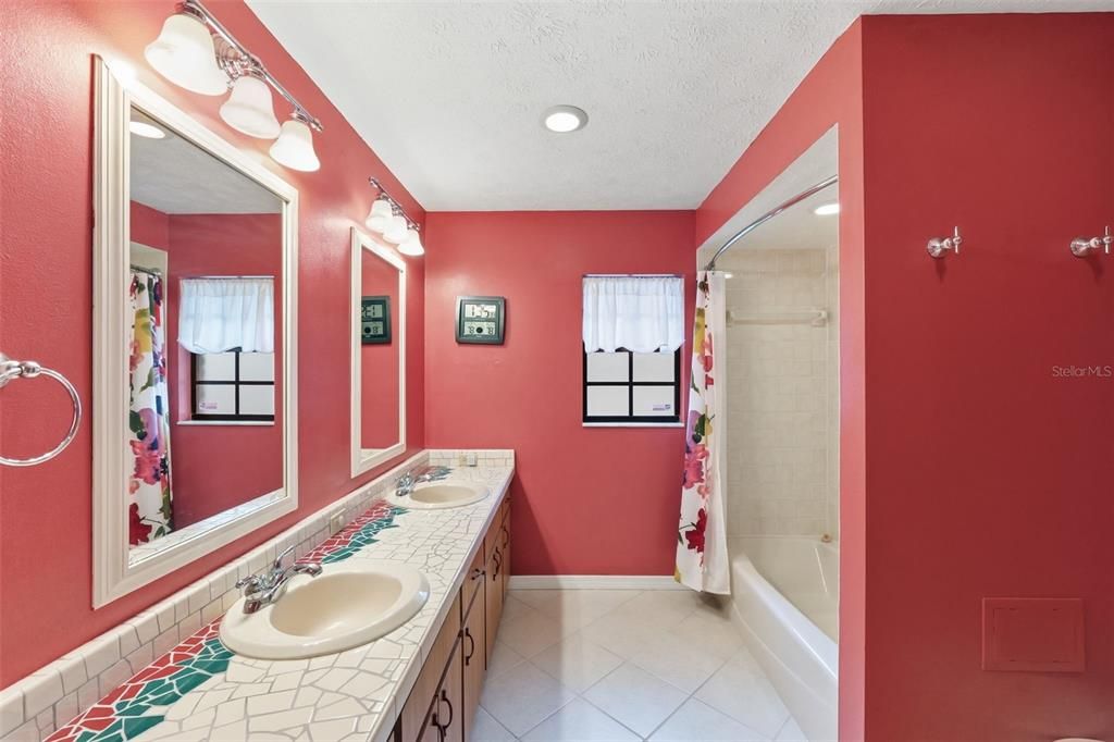 En Venta: $549,500 (4 camas, 3 baños, 2571 Pies cuadrados)
