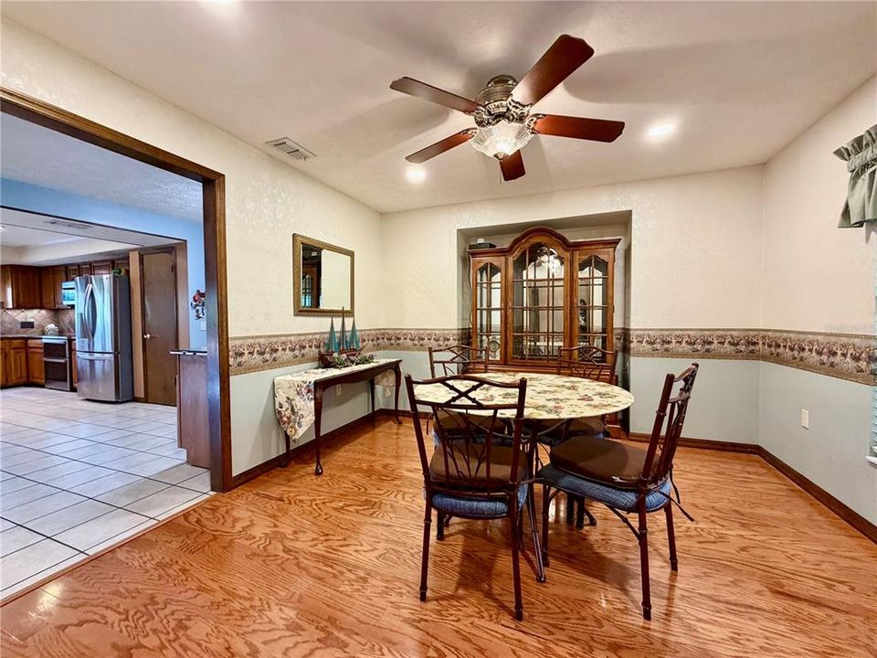 En Venta: $549,500 (4 camas, 3 baños, 2571 Pies cuadrados)